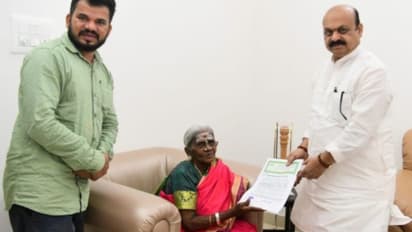 ಸಾಲುಮರದ ತಿಮ್ಮಕ್ಕಗೆ ಬಿಡಿಎ ನಿವೇಶನ, ಕ್ರಯ ಪತ್ರ ಹಸ್ತಾಂತರಿಸಿದ ಸಿಎಂ ಬೊಮ್ಮಾಯಿ!