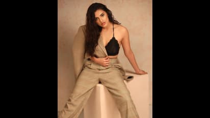 కోట్‌ విప్పేసి బ్రా అందాలను చూపిస్తూ రెచ్చగొడుతున్న రామ్‌ హీరోయిన్‌.. ఇదెక్కడి తెగింపు 