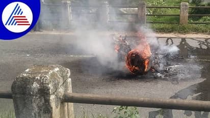 ಮಂಡ್ಯ: ಆಯತಪ್ಪಿ ಬಿದ್ದ ಸ್ಕೂಟರ್‌ಗೆ ಬೆಂಕಿ, ಬೈಕ್ ಸವಾರ ಸಾವು