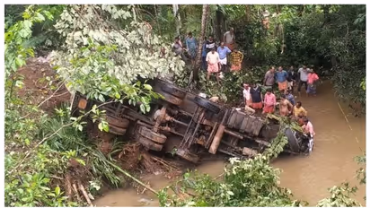 നീലേശ്വരത്ത് ലോറി തോട്ടിലേക്ക് മറിഞ്ഞ് ക്ലീനര് മരിച്ചു, ഡ്രൈവര്ക്ക് പരിക്ക്