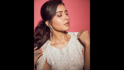 Raashi Khanna: విరహ వేదనతో పిచ్చెక్కించే పోజులిచ్చిన అందాల రాశి.. ఘాటు తట్టుకోలేక కుర్రాళ్లు విలవిల