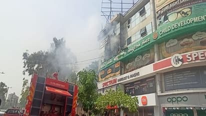 अहमदाबाद के देव कॉम्प्लेक्स में लगी भीषण आग, तीसरी मंजिल में बच्चों का अस्पताल, रेस्क्यू कर बचाई जान