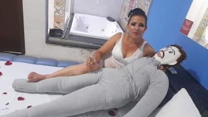 महिला ने गुड्डे से की शादी, हनीमून मनाया और कहा- 'बच्चा' भी पैदा हुआ, जानिए क्यों किया ऐसा 