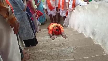 ರೈತರ ಹಿತಕ್ಕಾಗಿ ದೀರ್ಘದಂಡ ನಮಸ್ಕಾರ ಹಾಕುತ್ತಲೇ ಅಂಜನಾದ್ರಿ ಬೆಟ್ಟ ಏರಿದ ಸ್ವಾಮೀಜಿ