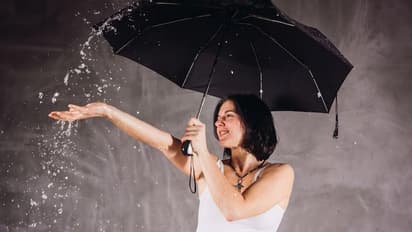 मॉनसून में बाल झड़ने की होती है समस्या!अभी से बचने की कर दें तैयारी, उठाए ये 5 अहम कदम