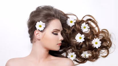 সারাক্ষণ স্ক্যাল্পে চুলকানি ভাব দেখা দিচ্ছে সঙ্গে বাড়ছে চুল পড়ার সমস্যা? জেনে নিন কেন এমন হয়