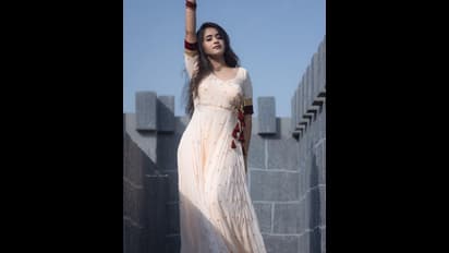 Deepthi Sunaina: అసలు సిసలైన బుట్టబొమ్మ ఇదిగో.. ముద్దు ముద్దుగా దీప్తి సునైనా ఫోజులు, వెరీ క్యూట్ 