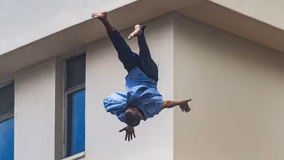 कोलकाता में अस्पताल के 8वें फ्लोर से कूदा मरीज, रोकने की हर कोशिश हुई नाकाम