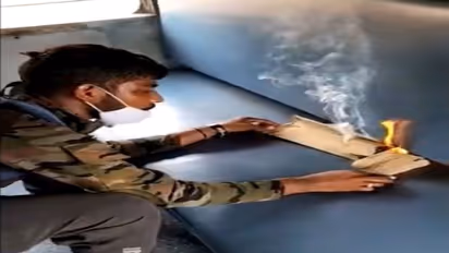 दो युवक ट्रेन में घुसे, पूरे कोच को जलाया, RPF ने पोस्ट किया वायरल वीडियो, यूजर्स बोले- ये हैं 'अग्निवीर'