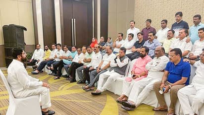 Maharashtra crisis: శివసేన రెబల్ ఎమ్మెల్యేలతో ఏక్నాథ్ షిండే మీటింగ్.. సుప్రీం విచారణపై ఉత్కంఠ