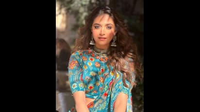 తన పెట్ తో మహానటి క్యూట్ ఫోజులు.. విమానం ముందు ఇద్దరి అల్లరి చూశారా 