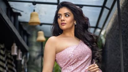 Sreemukhi: టాప్ టూ బాటమ్ ఆటం బాంబ్ లాంటి అందాలు.. డిజైనర్ శారీలో రెచ్చిపోయిన శ్రీముఖి 