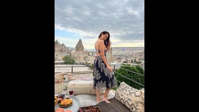 Pragya Jaiswal: కారు మేఘాల్లో ప్రగ్యా జైస్వాల్ అందాలు.. నడుము సొగసు చూపిస్తూ చిల్ అవుతున్న బ్యూటీ 