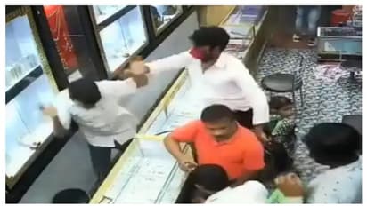 ജ്വല്ലറിയിൽ തോക്കുമായി കവർച്ചാ സംഘം; ഉടമയെ വെടിവെച്ച് കൊലപ്പെടുത്തി ആഭരണങ്ങൾ മോഷ്ടിച്ചു -വീഡിയോ