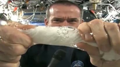 एस्ट्रानॉट ने वीडियो में बताया- अंतरिक्ष में गीला कपड़ा निचोड़ेंगे तो क्या हाेगा, कहां जाएगा पानी 