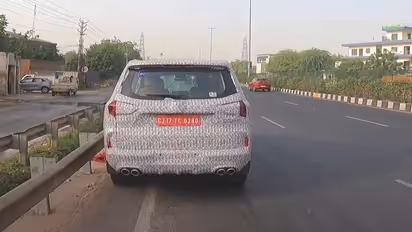 എത്ര ഒളിപ്പിച്ചാലും ആരും ഒന്ന് നോക്കി പോകും; മുൻവശവും പിൻവശവും മറച്ച് ഒരു വണ്ടി നിരത്തിൽ!