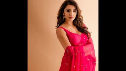 Tejaswi Madivada: బటన్ ఊడితే ఇంకేమైనా ఉందా, జారిపోయేట్లుగా ఉన్న డ్రెస్ లో తేజస్వి టెంప్టింగ్ ఫోజులు 