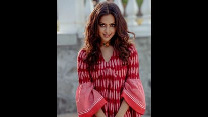 కొంటె చూపులు, ఫ్లైయింగ్ కిస్ లతో కవ్విస్తున్న అమలా పాల్.. రెడ్ డ్రెస్ లో రచ్చ చేసేలా పోజులు..