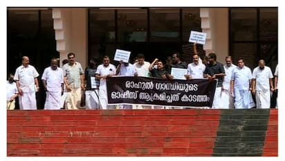 സഭക്ക് പുറത്ത് അടിയന്തരപ്രമേയം അവതരിപ്പിക്കാനുള്ള നീക്കം പ്രതിപക്ഷം ഉപേക്ഷിച്ചു