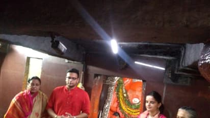 ಅಂಜನಾದ್ರಿ ಬೆಟ್ಟವೇರಿ ಆಂಜನೇಯನ ದರ್ಶನ ಪಡೆದ ಮೈಸೂರು ರಾಜವಂಶಸ್ಥ ಯಧುವೀರ ಒಡೆಯರ್ ದಂಪತಿ!