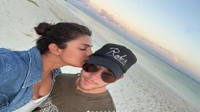 সি-বীচে  রোম্যান্টিক মুডে নিক-প্রিয়াঙ্কা, টার্কি-তে নিভৃতে সময় কাটাচ্ছে এই লাভ-বার্ডস!