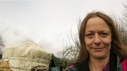 കടം കൊണ്ട് പൊറുതിമുട്ടിയപ്പോൾ വീടുവിട്ടിറങ്ങി, കൂടാരവുമായി നാടുചുറ്റുന്നു, ഈ ജീവിതം അടിപൊളിയെന്ന് 55-കാരി