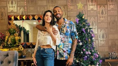 హార్ధిక్ పాండ్యా అక్కడ,  మిసెస్ పాండ్యా ఇక్కడ.. ముంబైలో సూపర్ హాట్ ఫోజులిస్తున్న నటాశా...