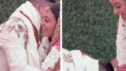 വധുവിന്റെ കാലിൽ തൊട്ട് വന്ദിച്ച് വരൻ, വീഡിയോ