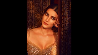 Kriti Sanon: ఇంటర్నెట్ లో మంటలే, ప్రభాస్ హీరోయిన్ ఫోజులు చూశారా.. బంగారు వర్ణంలో మెరుపులు 