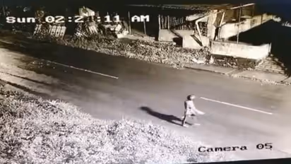 വീട്ടുകാർ കല്യാണത്തിന് പോയ സമയത്ത് വീട് കുത്തിത്തുറന്ന് സ്വർണവും പണവും കവർന്നു