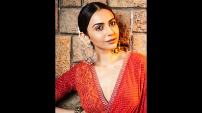 Rakul: కొప్పున మల్లె పూలు పెట్టుకుని పైట కొంగు దాయలేని అందాలన్నీ చూపిస్తూ రకుల్‌ రచ్చ.. చూస్తే పండగే..