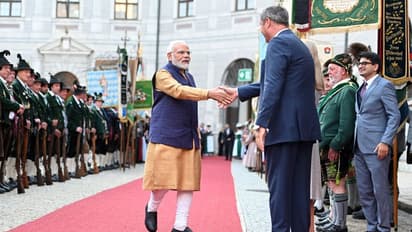 हमारे पीएम से मिलने व्याकुल दिखे अमेरिकी राष्ट्रपति, मोदी की पीठ पर हाथ थपथपा कर कहा- भाई मैं भी हूं...