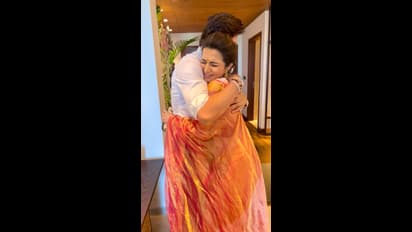 ஷாருக்கை இறுக்கி கட்டிப் பிடிச்சி செம்ம ஃபீலிங்.. டிடி வெளியிட்ட வேற லெவல் போட்டோ