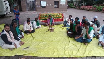 ಶವವಿಟ್ಟು ಪ್ರೊಟೆಸ್ಟ್: ಡಿಸಿ ಮನವೊಲಿಕೆ ಬಳಿಕ ಆಗಮಿಸಿದ ರೈತ ಮುಖಂಡರಿಂದ ಹೈಡ್ರಾಮಾ