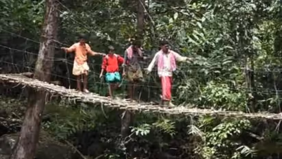 പ്രളയത്തില് ഒലിച്ചുപോയി, 4 വര്ഷം കാത്തു, സര്ക്കാര് കനിഞ്ഞില്ല; മുളകൊണ്ട് പാലം നിര്മിച്ച് ആദിവാസികള്