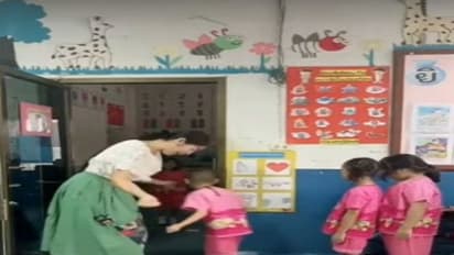बच्चों को क्लास में भेजने से पहले महिला टीचर ने अनोखे अंदाज में किया स्वागत, 35 लाख लाेगों ने देखा वीडियो