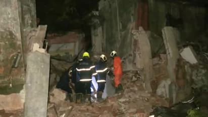 मुंबई के कुर्ला में 4 मंजिला बिल्डिंग गिरी, 25 लोगों के फंसे होने की आशंका, 12 का रेस्क्यू