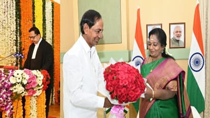 ఒకే వేదికపై గవర్నర్ తమిళిసై, సీఎం కేసీఆర్..  హైకోర్టు నూతన సీజేగా జస్టిస్ ఉజ్జల్ భుయాన్ ప్రమాణం..