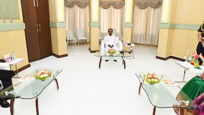 ఎన్నాళ్లకెన్నాళ్లకు... రాజ్ భవన్ లో తమిళిసైతో కేసిఆర్ (ఫోటోలు)