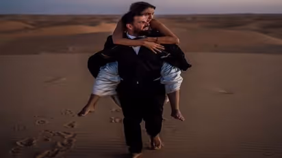 इस कपल ने सबसे गर्म जगह मनाया अपना हनीमून, ट्रेन और जगह का नाम सुनकर दंग रह गए लोग 