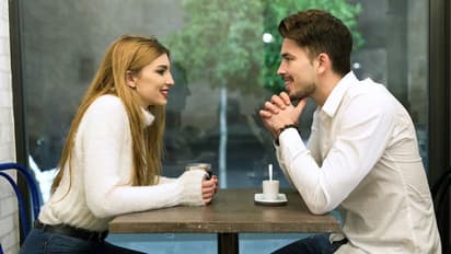 আপনার সঙ্গীকে আপনাকে ব্যবহার করছে না তো, বুঝিয়ে দেবে এই লক্ষণগুলি