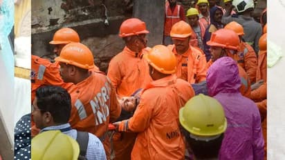  मुंबई के कुर्ला में 4 मंजिला इमारत गिरने से 12 लोगों की मौत, देखिए हादसे की दिल दहलाने वाली तस्वीरें