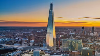 Viral News: ಗಗನಚುಂಬಿ ಕಟ್ಟಡದ ತುತ್ತತುದಿಯಲ್ಲಿ ದಂಪತಿಗಳ ಸೆಕ್ಸ್, ಒದ್ದು ಒಳಗೆ ಹಾಕಿ ಅಂದ್ರು ಜನ!