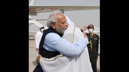 पीएम मोदी की अगवानी के लिए दुनिया के सबसे अमीर राष्ट्रपति ने तोड़े सारे प्रोटोकॉल, गले लगा ऐसे किया स्वागत