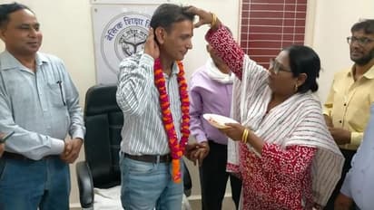 मुस्लिम शिक्षिका ने अधिकारी का तिलक लगाकर स्वागत करने पर मचा बवाल, कट्टरपंथियों को लगी मिर्ची