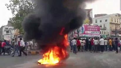 দিনের বেলা দর্জিকে কুপিয়ে খুন, অগ্নিগর্ভ উদয়পুরে বন্ধ ইন্টারনেট পরিষেবা