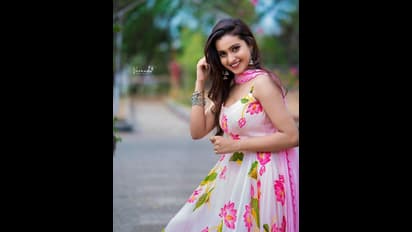 పూల పూల గౌన్‌లో దీపికా పిల్లి పరువాల విందు.. క్యూట్‌ అందాలతో కవ్విస్తున్న కుర్ర యాంకర్‌..