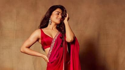 క్లీవేజ్‌ అందాలతో మళ్లీ రెచ్చిపోయిన రష్మిక.. శ్రీవల్లిని ఇలా చూస్తే కుర్రాళ్లకి దేత్తడే.. ట్రీట్‌ అదిరింది..