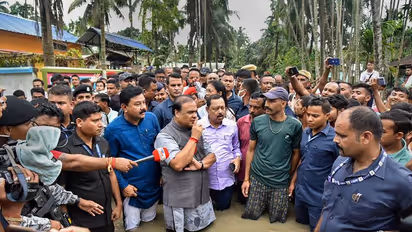  Assam Flood:जब असम के CM हिमंत बिस्वा सरमा बाढ़ में आधे डूब गए, देखिए कुछ तस्वीरें