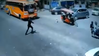 చిన్నారిని చాకచక్యంగా కాపాడిన ట్రాఫిక్ పోలీస్.. వీడియో వైరల్.. పోలీసులు సలాం కొడుతున్న నెటిజన్లు..